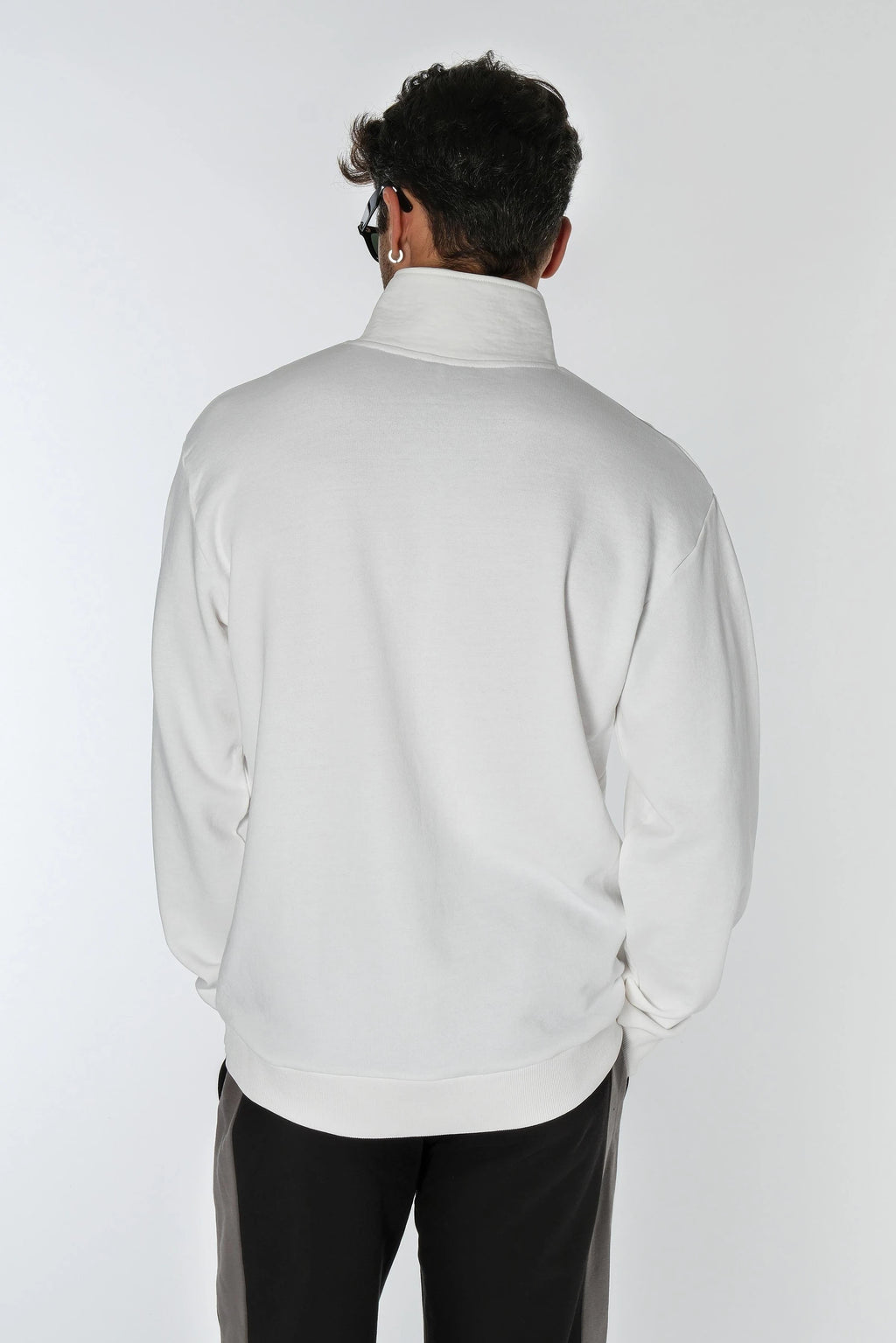 Beyaz Yarım Fermuarlı Sweatshirt