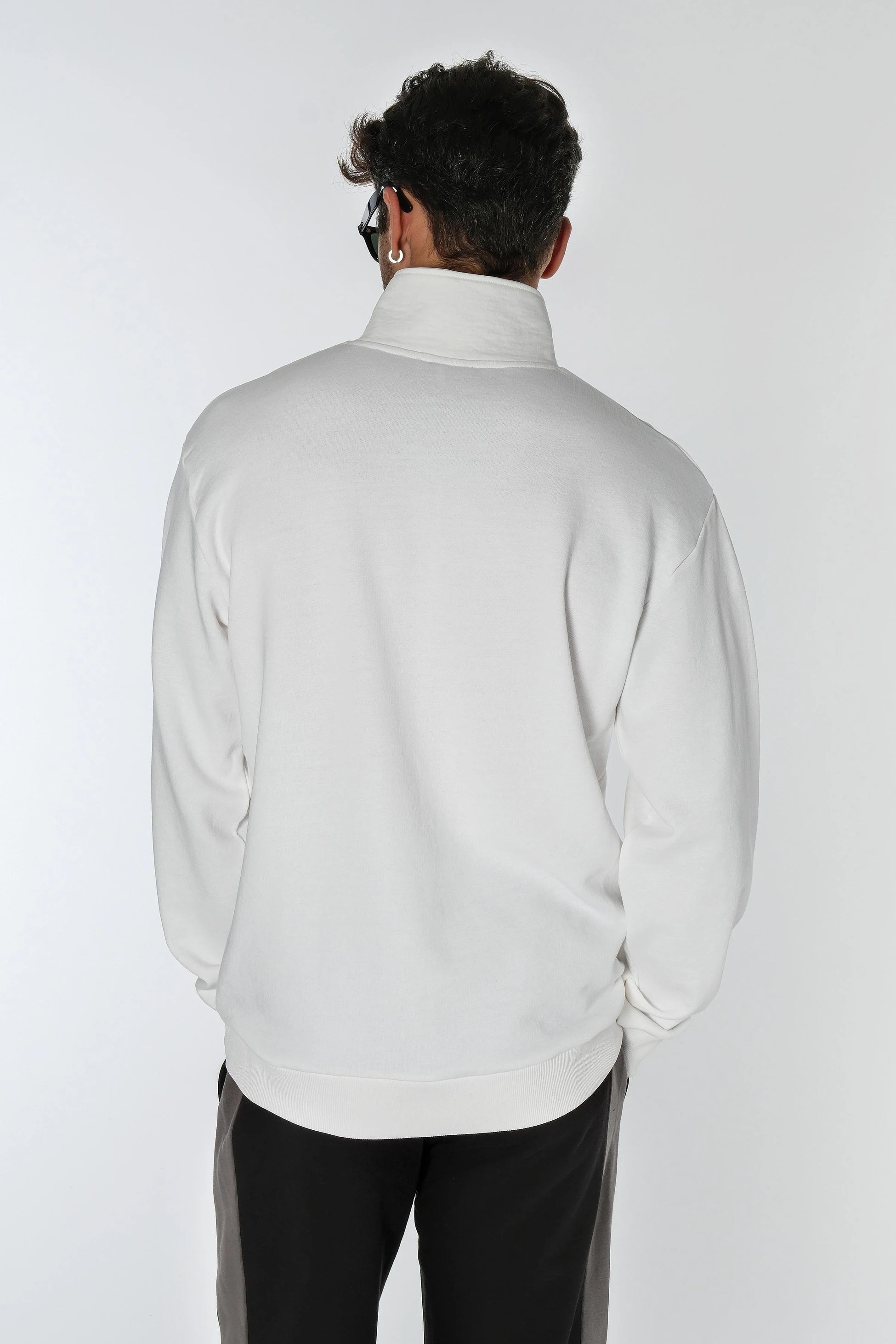 Beyaz Yarım Fermuarlı Sweatshirt