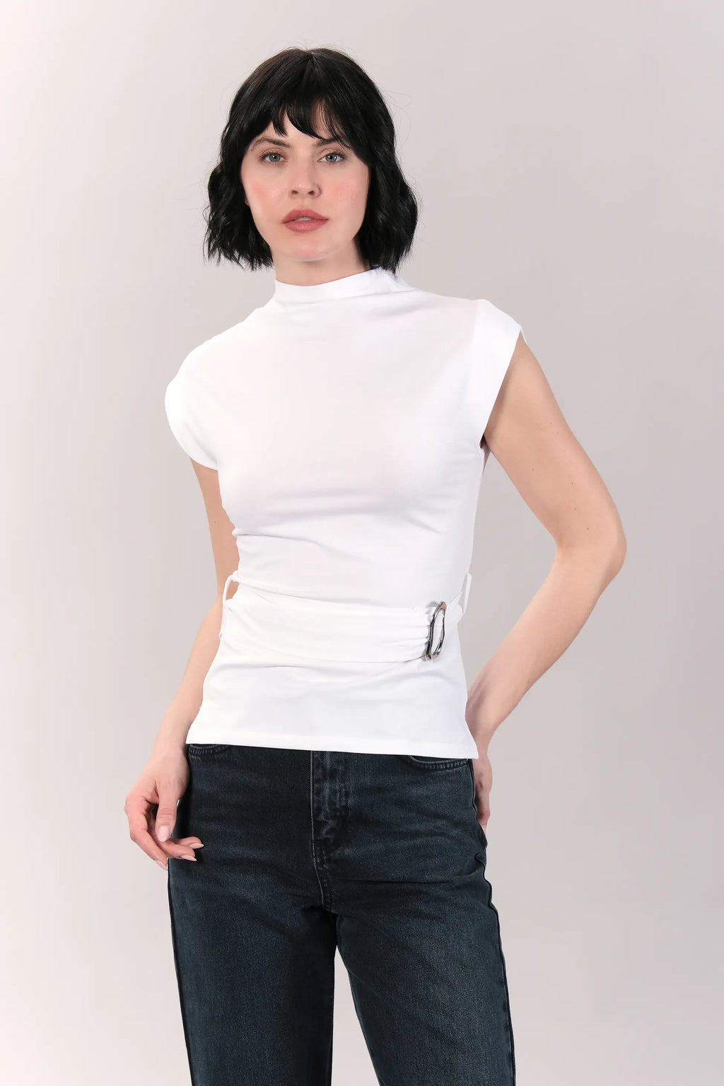 Toka Detaylı Beyaz Kolsuz Body