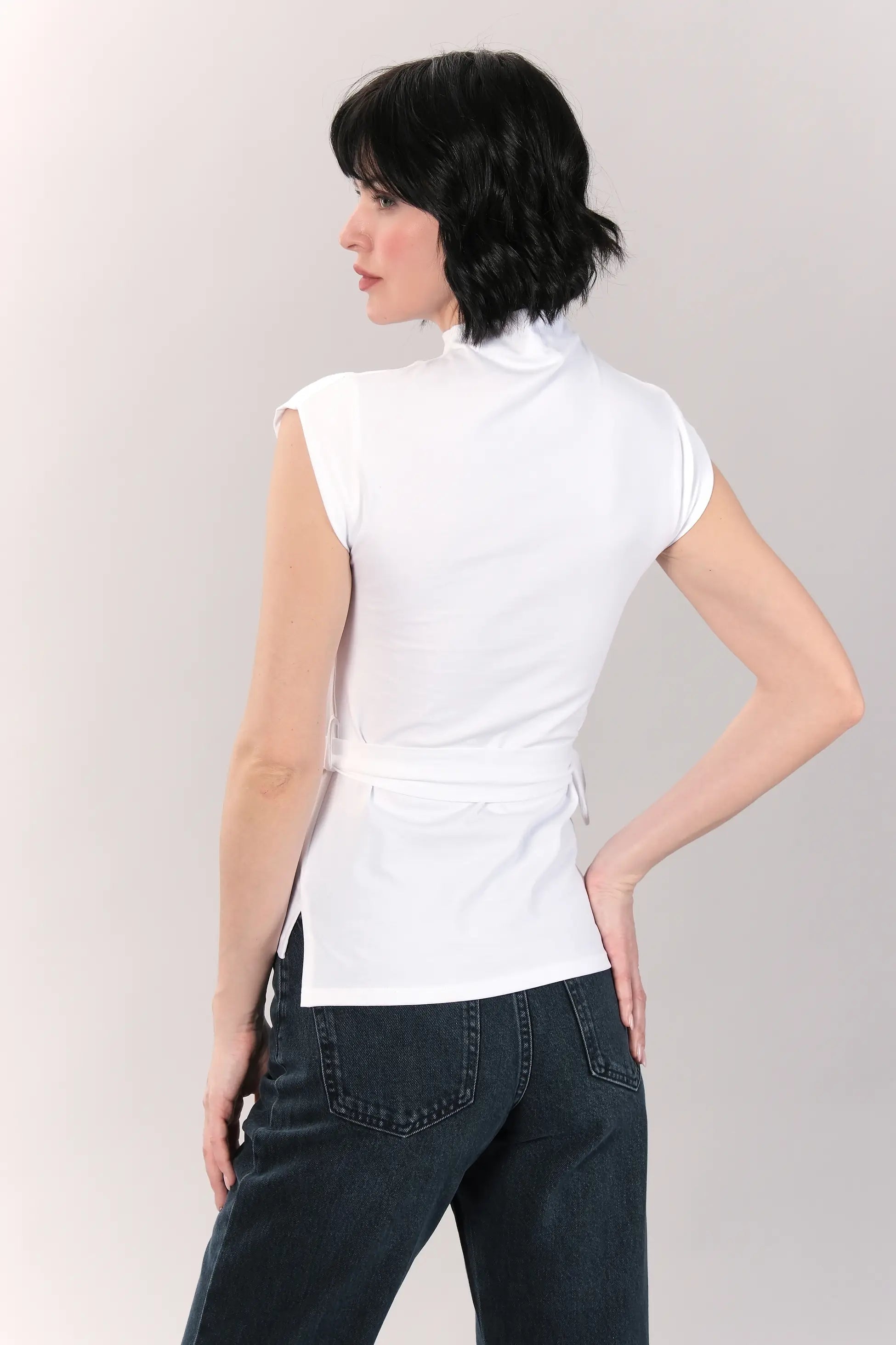 Toka Detaylı Beyaz Kolsuz Body