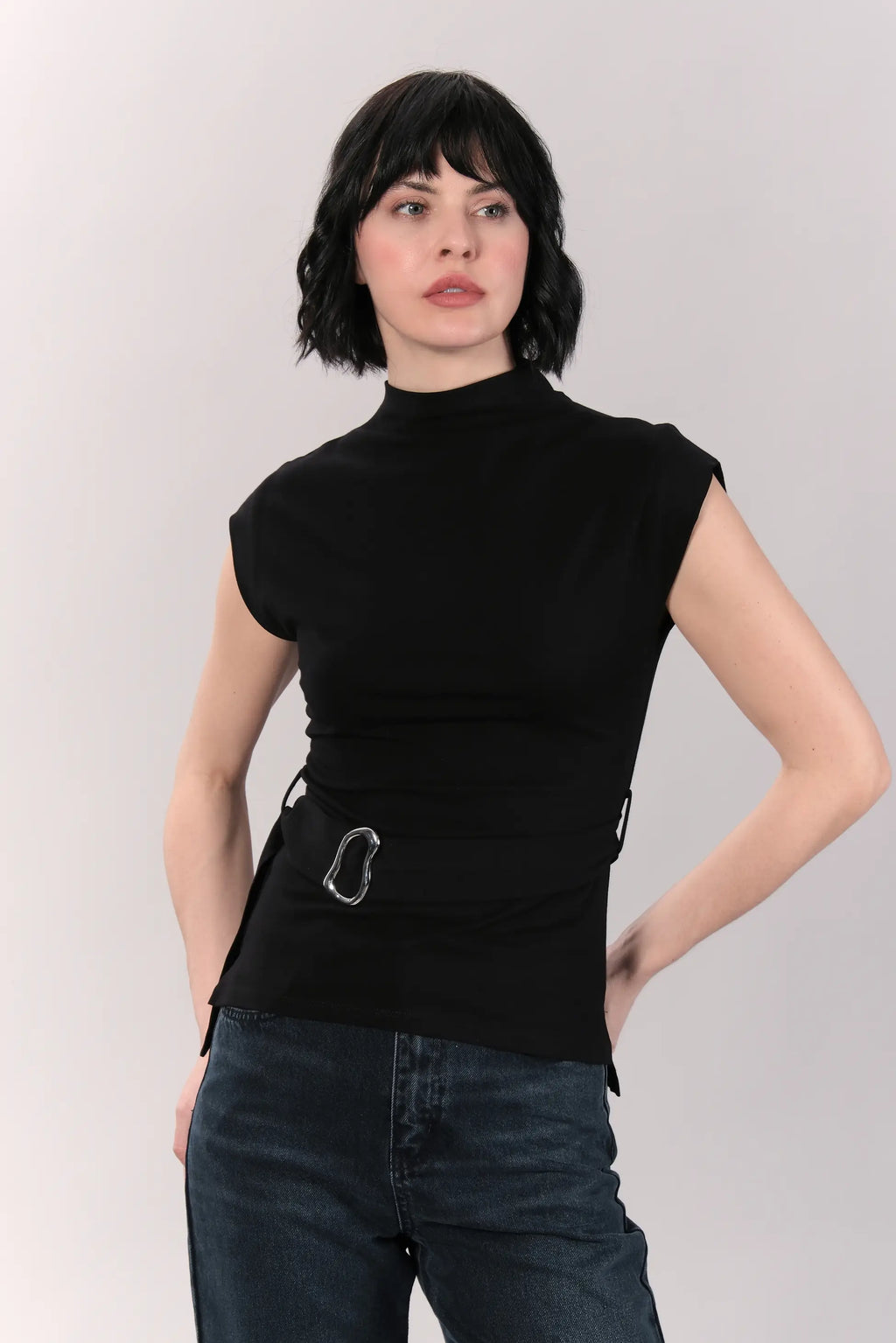 Toka Detaylı Siyah Kolsuz Body