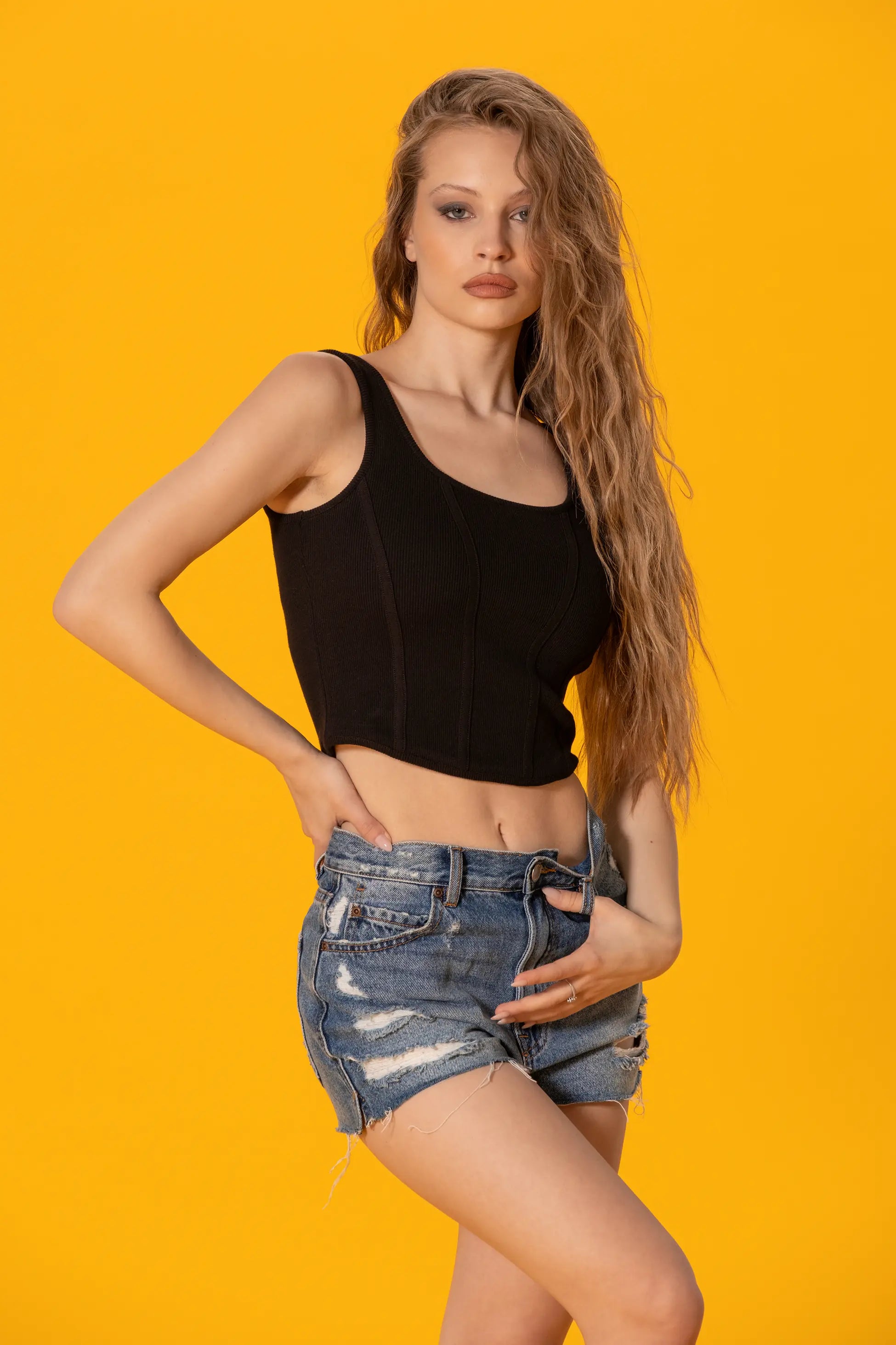 Biye Detaylı Siyah Crop Top