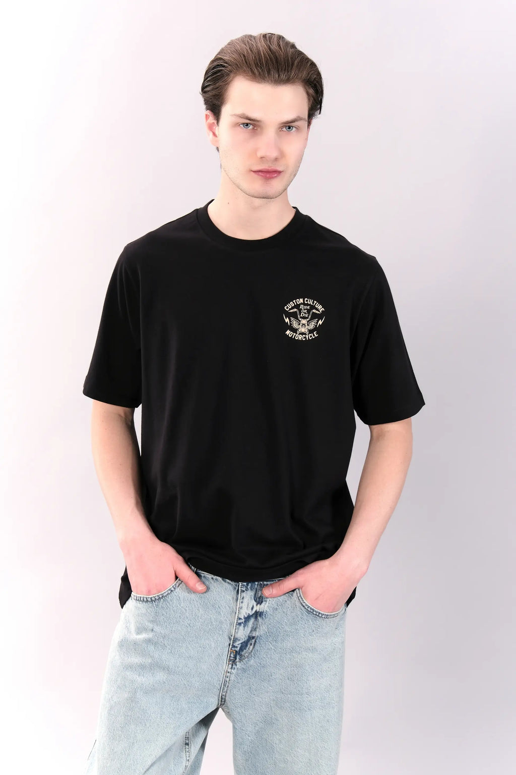 Göğsü Minimal Baskılı Siyah Regular Tişört