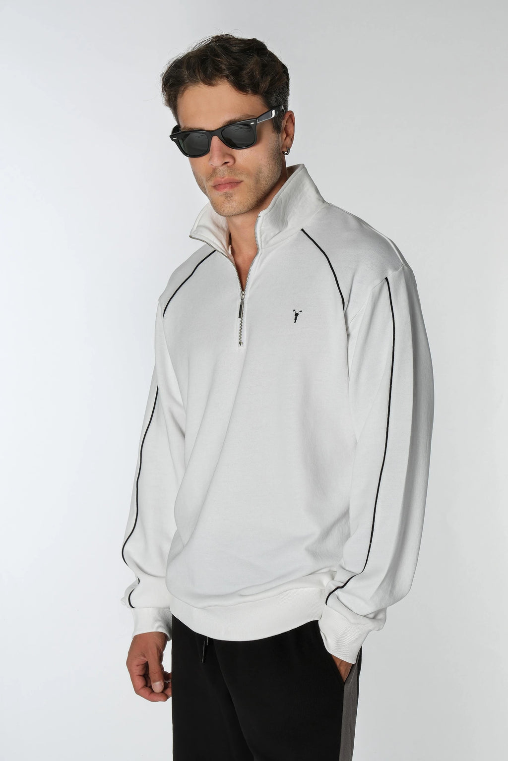 Beyaz Yarım Fermuarlı Sweatshirt