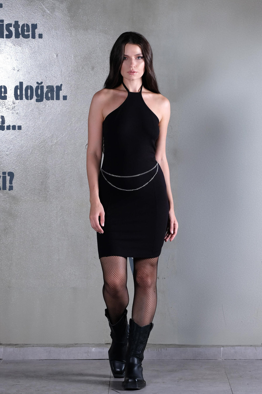 Zincir Detaylı Vücuda Oturan Siyah Elbise