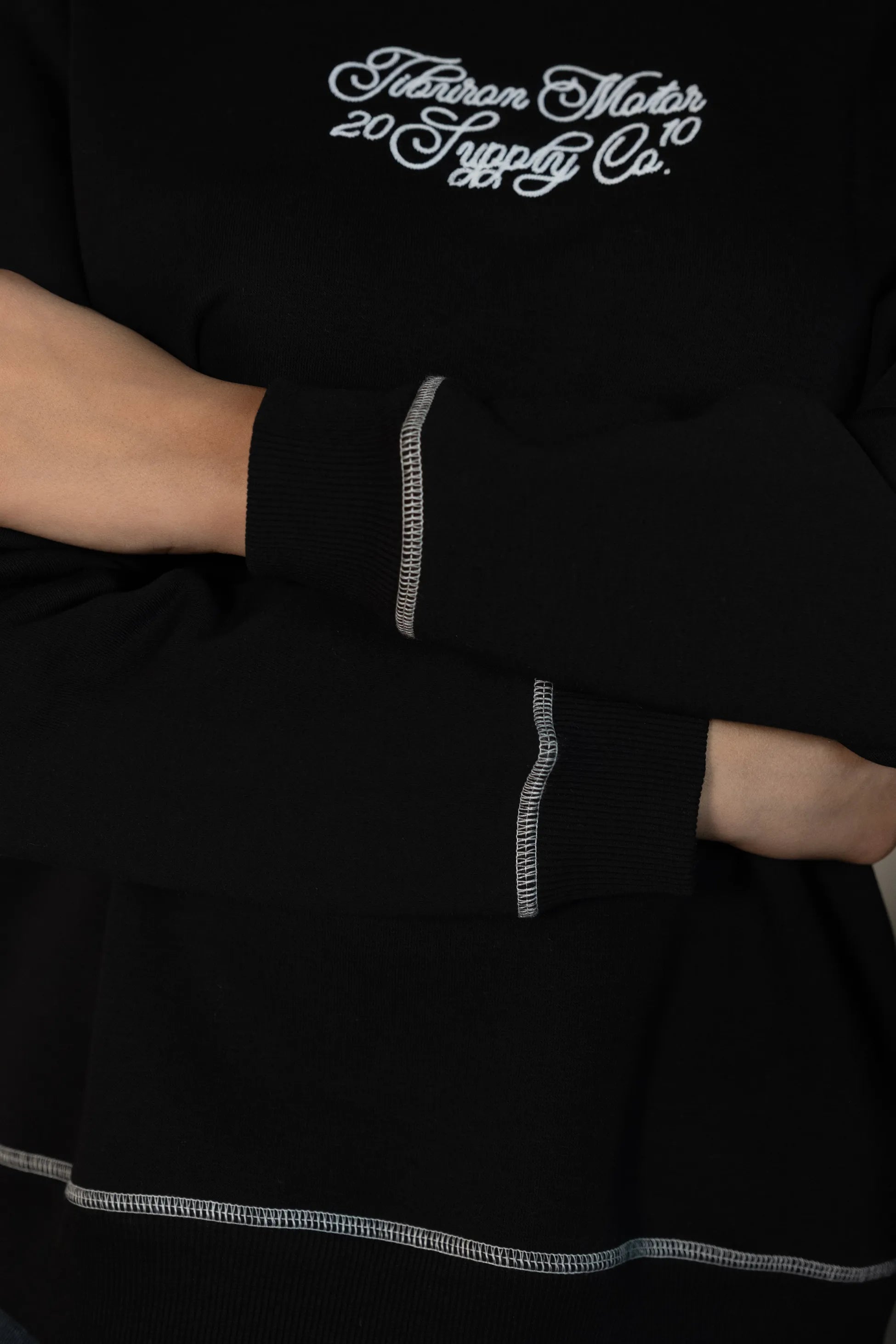 Dikiş Detaylı Nakışlı Siyah Sweatshirt